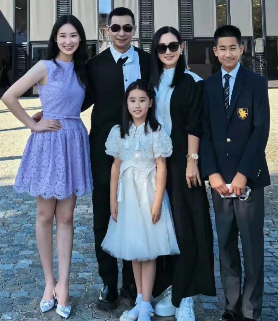 赵文卓女儿高中毕业！全家现身瑞士贵族学校，17岁赵子仪白到发光​​​
