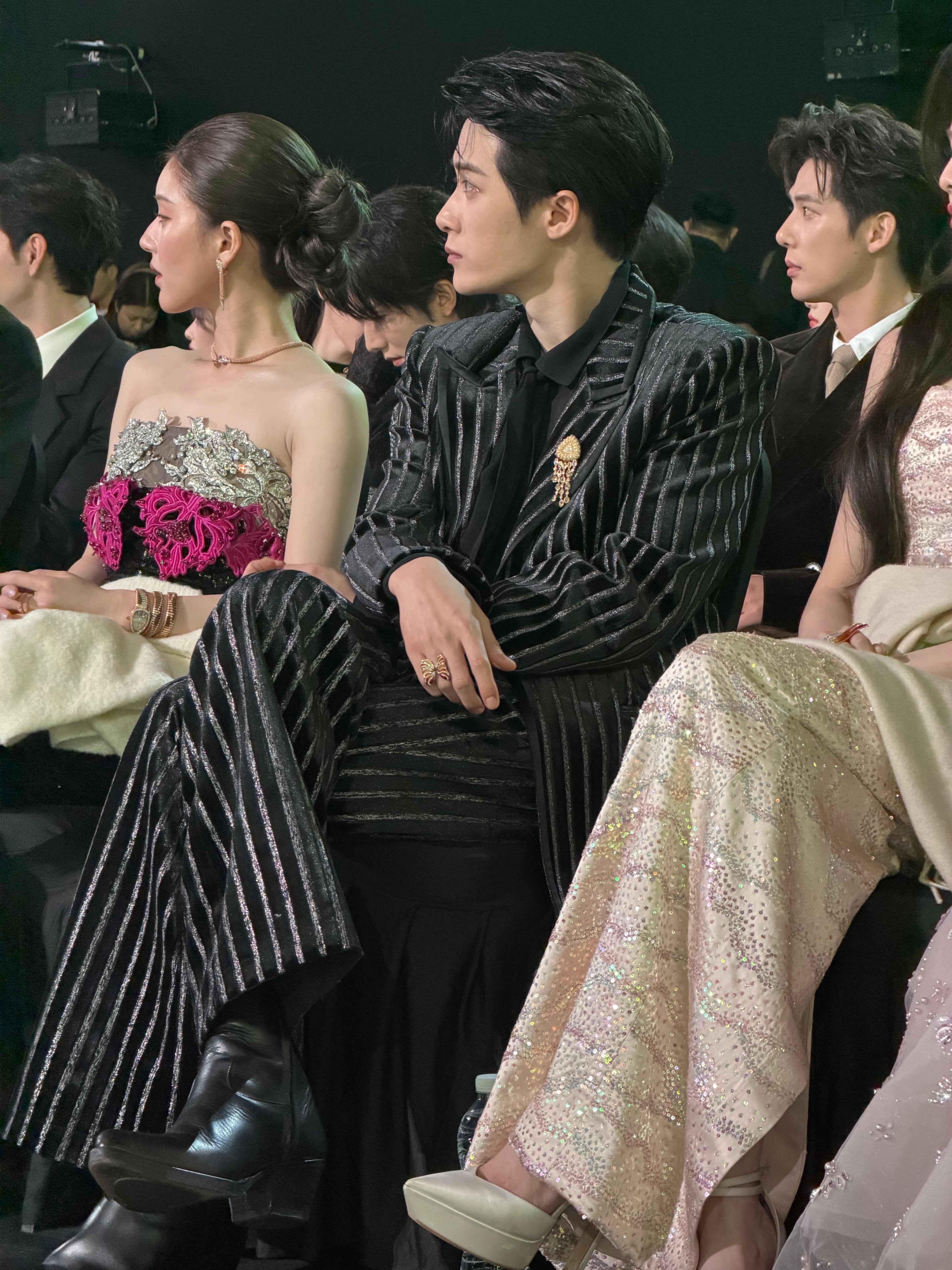 檀健次真的拿了三个奖抖一抖檀健次内场手机直出live生图。。。非常立体的侧颜，漂