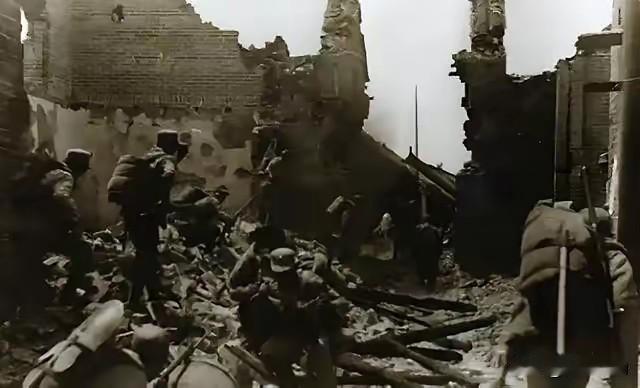 1938年4月3日，日军占领台儿庄的大半，师长池峰城派出两批敢死队全部战死，再组