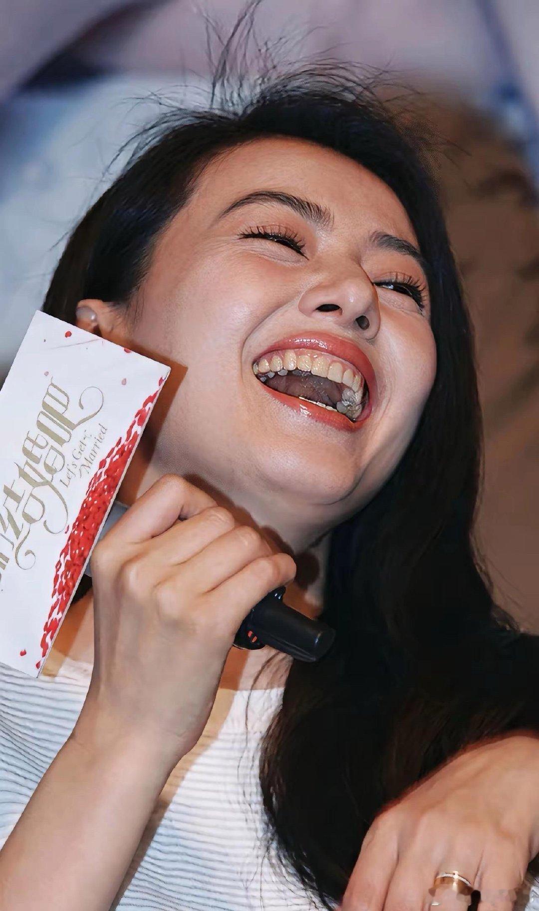 高圆圆这口真牙太难得，我刚刷到这张图，好多明星都去做烤瓷牙了，没想到高圆圆还是原