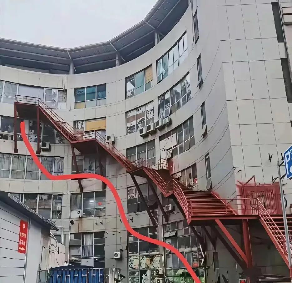 某酒店背后的楼梯是干嘛的？