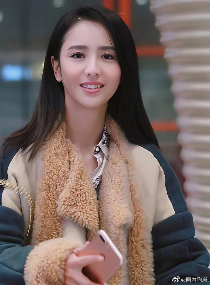 佟丽娅的小虎牙也太灵动了，笑起来甜到心坎，自带少女感～