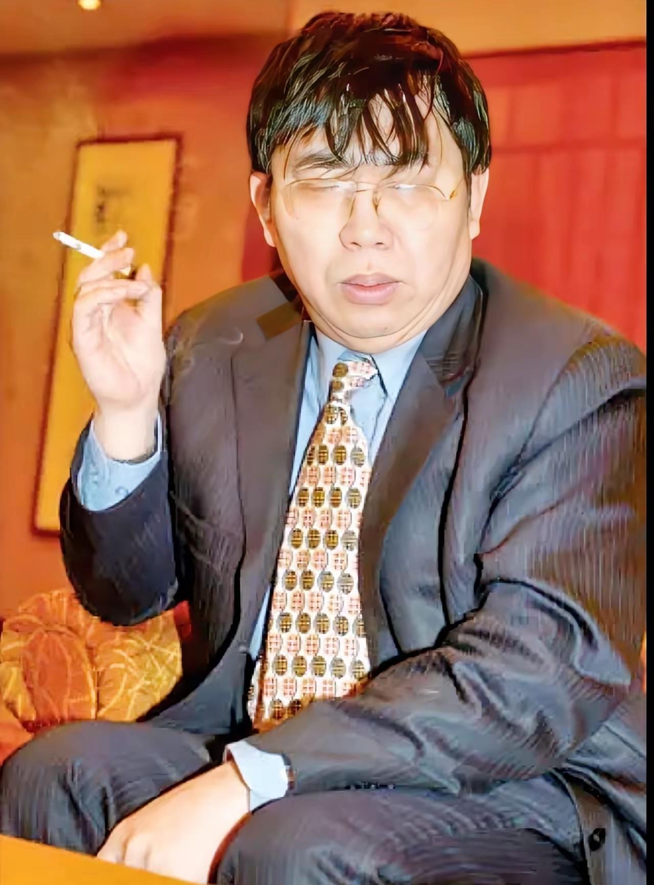 棋圣的黑白人生：豪饮与坚守，传奇永不落幕聂卫平不但是棋圣，还是酒圣，他烟不