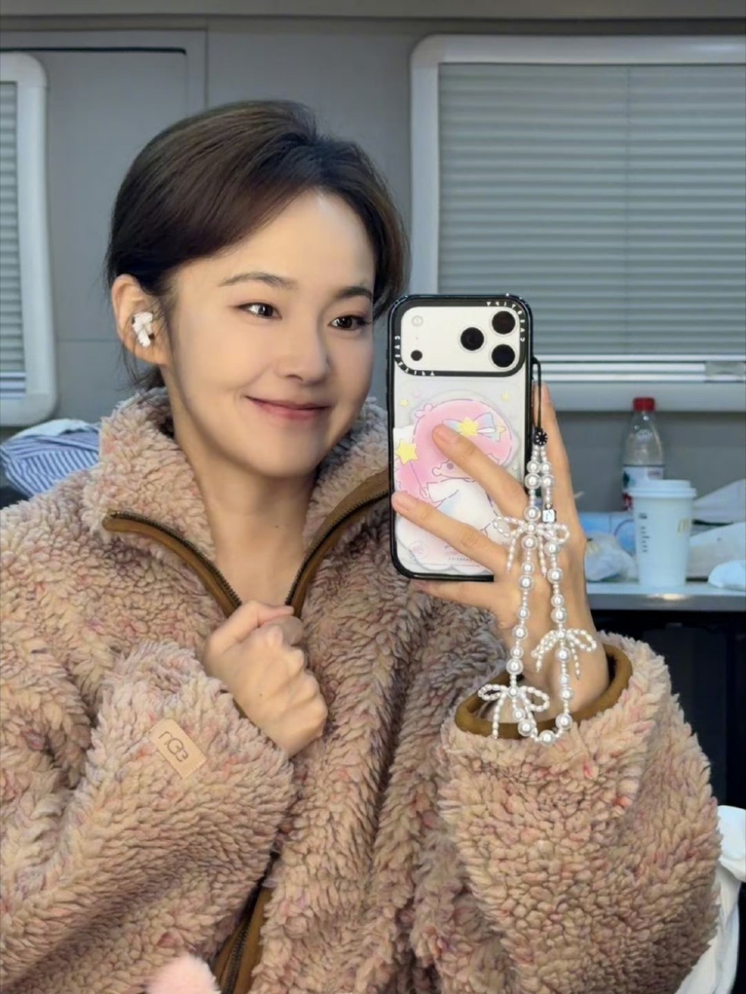 张佳宁晚上拍戏要多穿点哈，真的挺冷的！