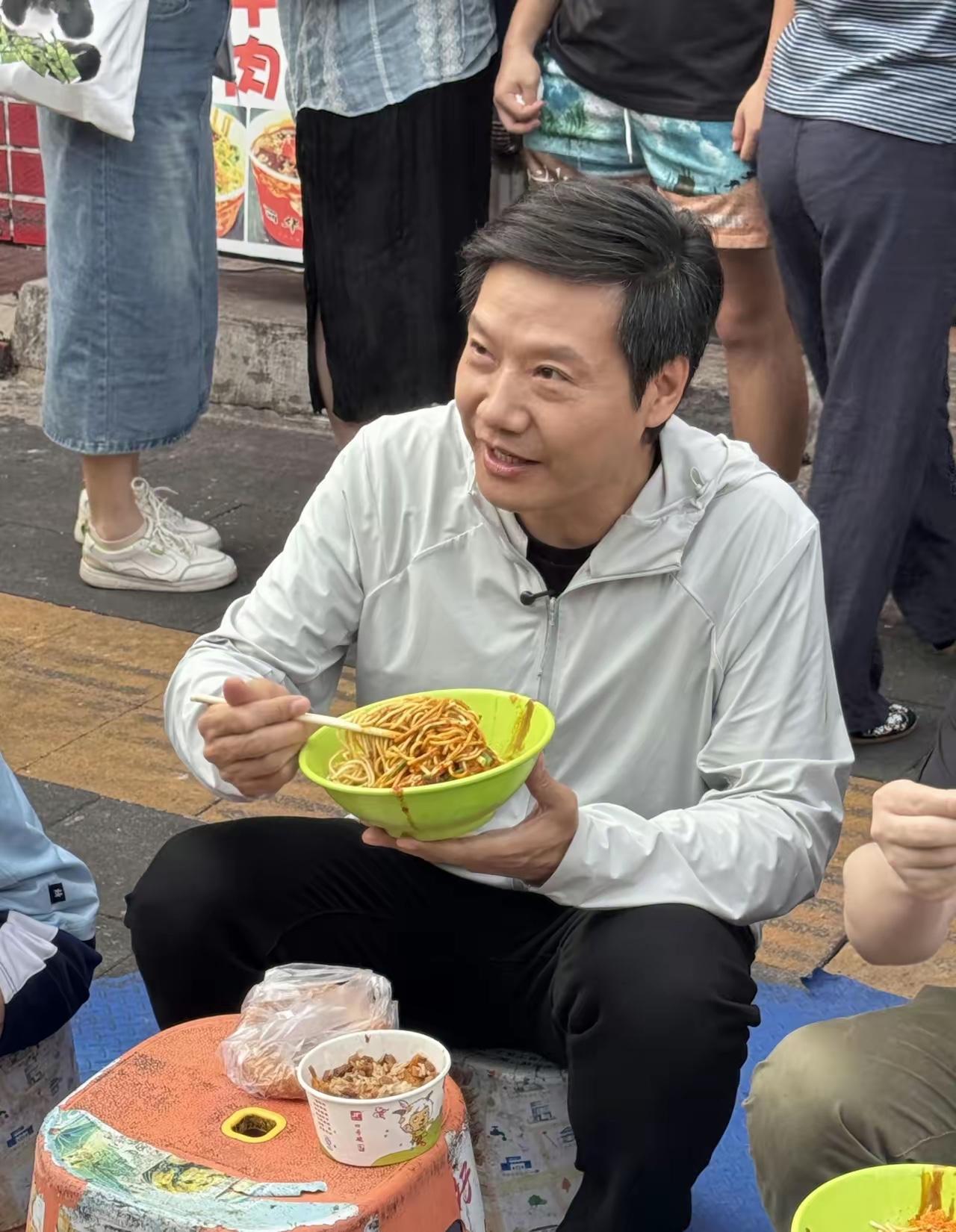 6月15日早，雷军分享他在武汉吃早餐的画面，吃了热干面、面窝和三鲜豆皮。雷军