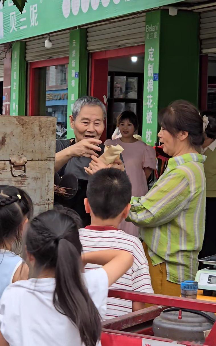 四川球迷大爷的应援比我想的还要卷地瓜摊秒变线下应援点，买瓜先站队，四川大爷把看