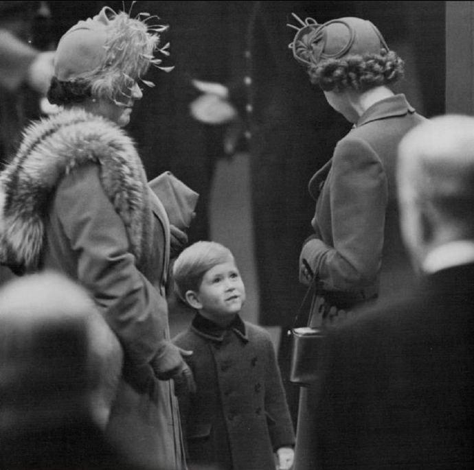 “妈咪”，一位七旬老人公开向女王撒娇，查尔斯三世早年憎恨自己的父母，晚年和他们和