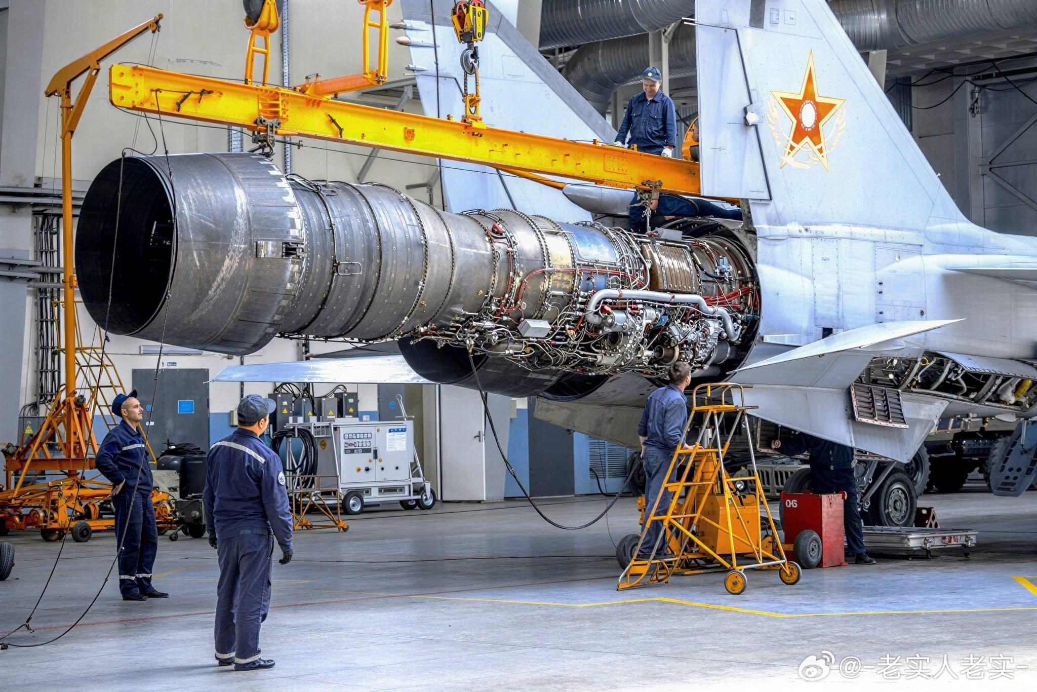 少见的照片：正在更换发动机的米格31外军影像兵器影像武器装备​​​