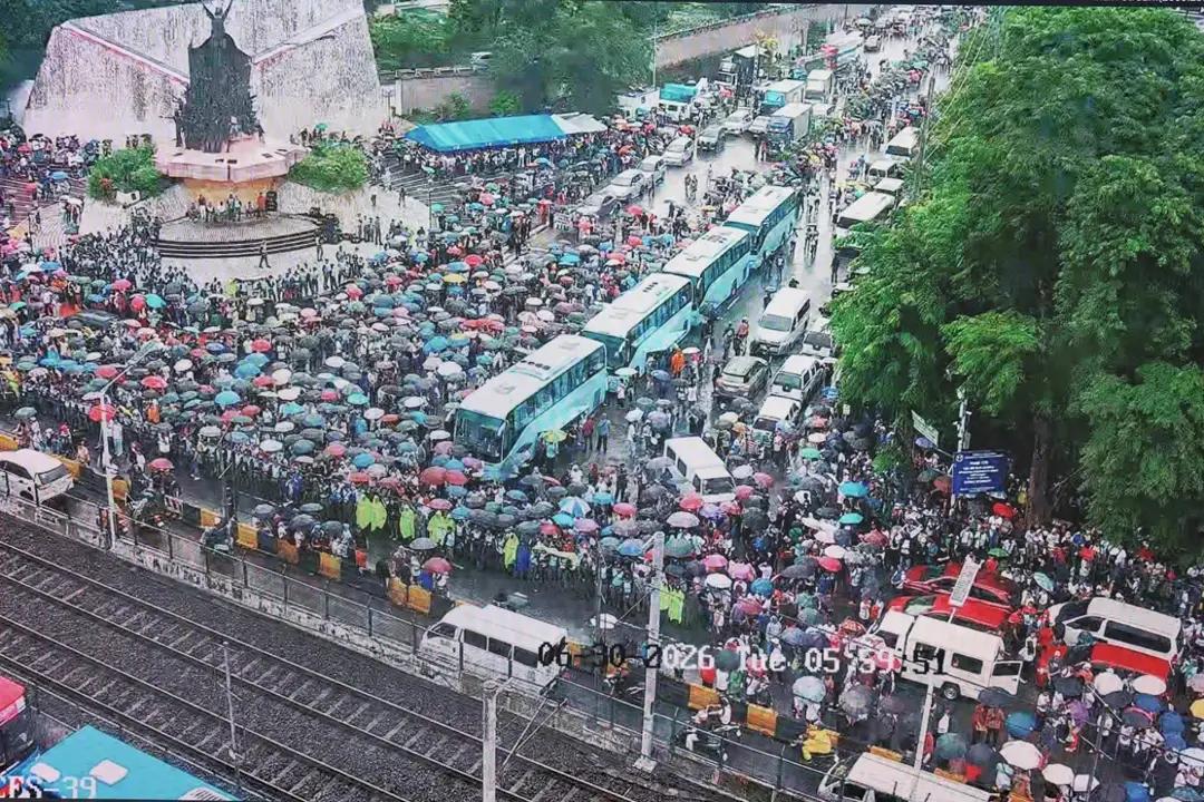 万人围堵总统府！马科斯内外交困慌忙对华示好，投机式缓和难掩真实野心马尼拉街
