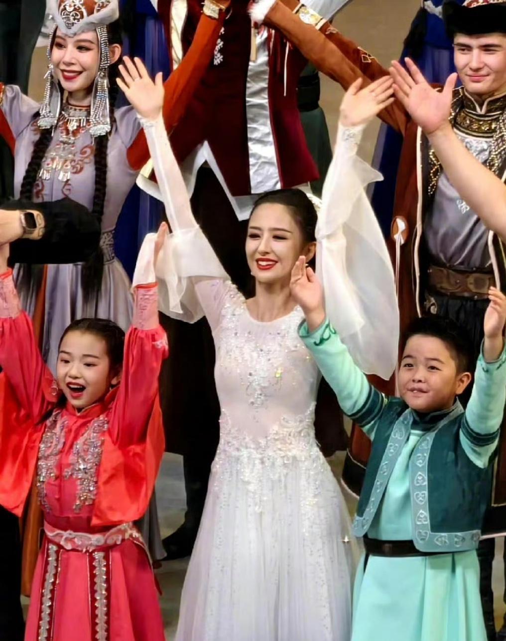 佟丽娅带着儿子朵朵和董璇的女儿小酒窝在新疆同台表演，佟丽娅策划并主演的舞蹈诗剧
