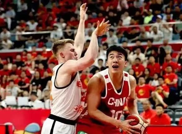 四号位轮换就位，赵嘉义王俊杰各展所长赵嘉义与王俊杰将主要承担球队四号位的作