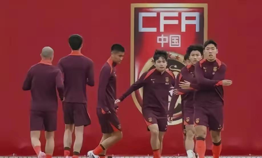 U17中国足球队坚定起航了，今天晚上这支球队坐镇主场，迎来乌兹别克斯坦队的一场挑