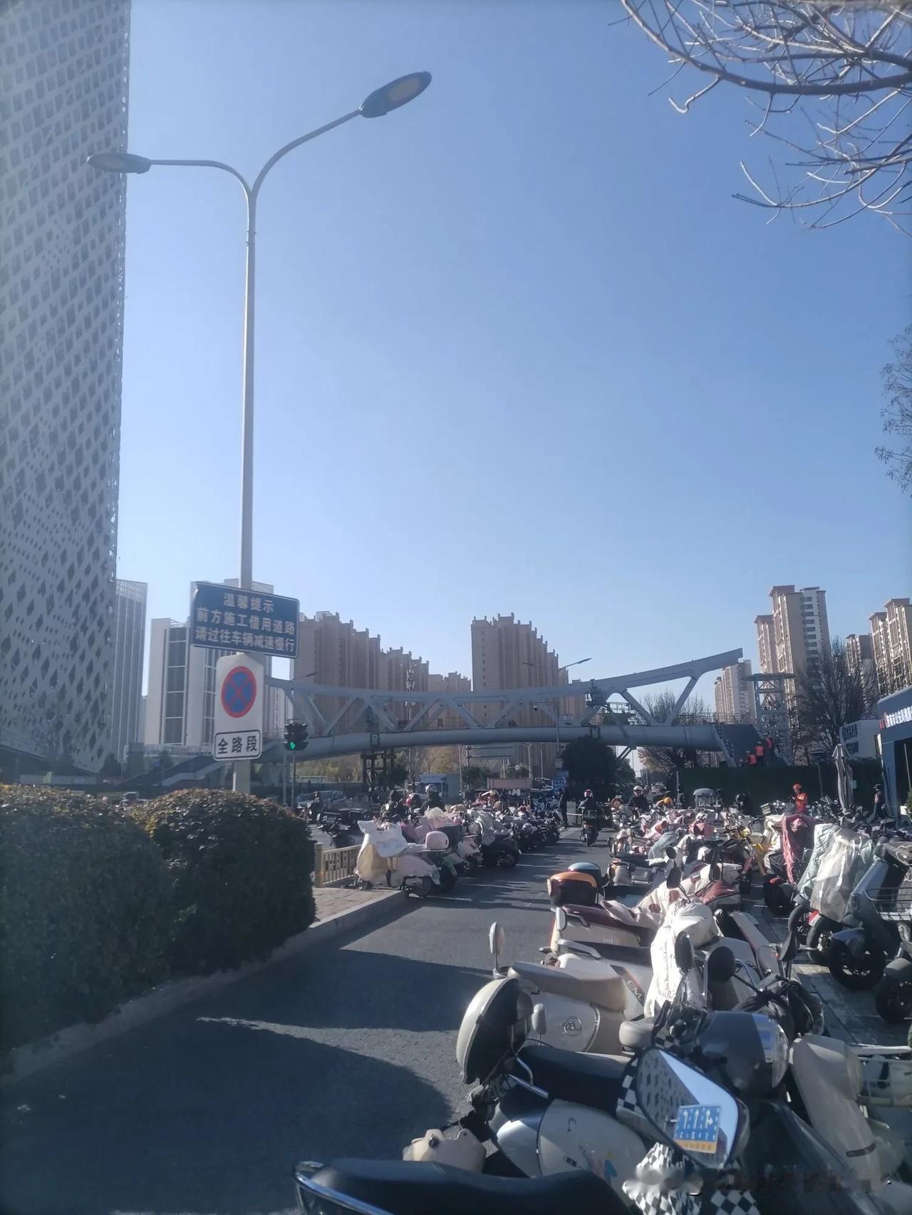 印象济南这个天桥即使建成了，也会有不少人选择直接翻越护栏…