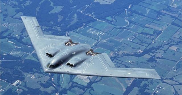 中国能不能击落B-2？美国的B-2轰炸机悄无声息地完成了对伊朗的打击任务，之后又