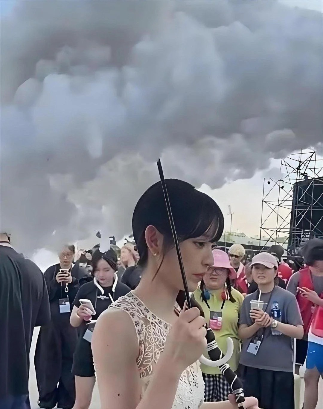 田曦薇手上这把雨伞看着有点意思​​​
