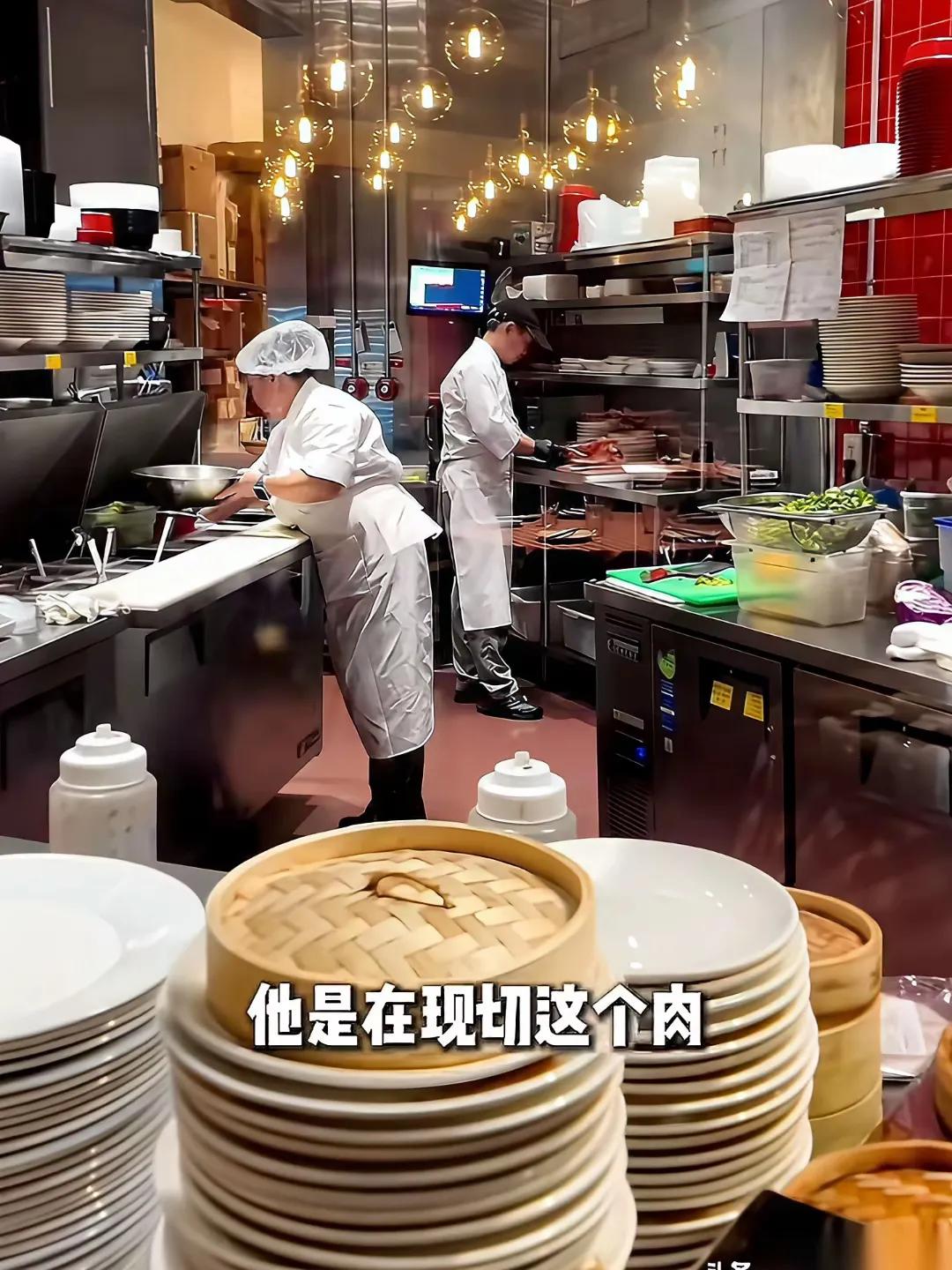 气笑了，西贝跑去洛杉矶开的店，后厨烟火气十足！牛肉是当天现切的，烧麦也是现包的，