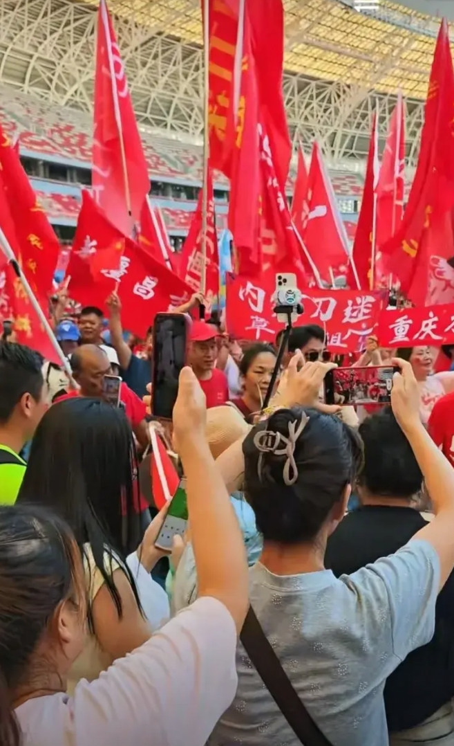 现在的社会怎么了？太原举办刀郎的演唱会，演唱会场外人山人海，打着红旗，热闹非凡，