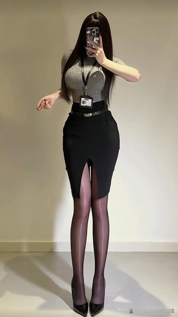 职场辣妹风，让通勤秒变秀场✨灰色紧身衣巧妙勾勒身材曲线，搭配高开叉包臀裙，性感