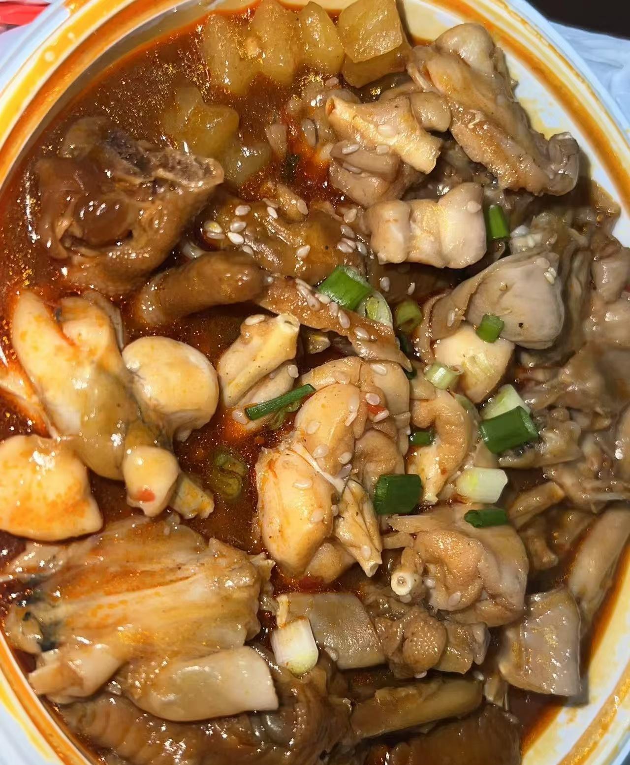 一觉醒来，爱吃牛蛙的人天塌了。那为什么牛蛙会出现抗生素超标问题？原因其实很简单