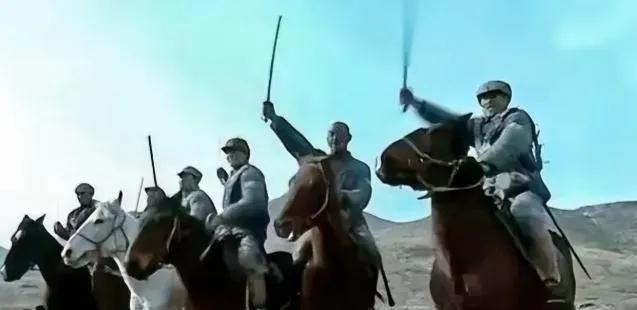 1942年，500人的日军骑兵与只有300人的八路军骑兵相遇。敌军官手持