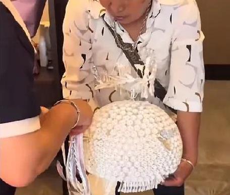 8月11日，贵州苗族一女生出嫁当天，家人为她戴上20斤重的纯银头饰，这头饰承载着