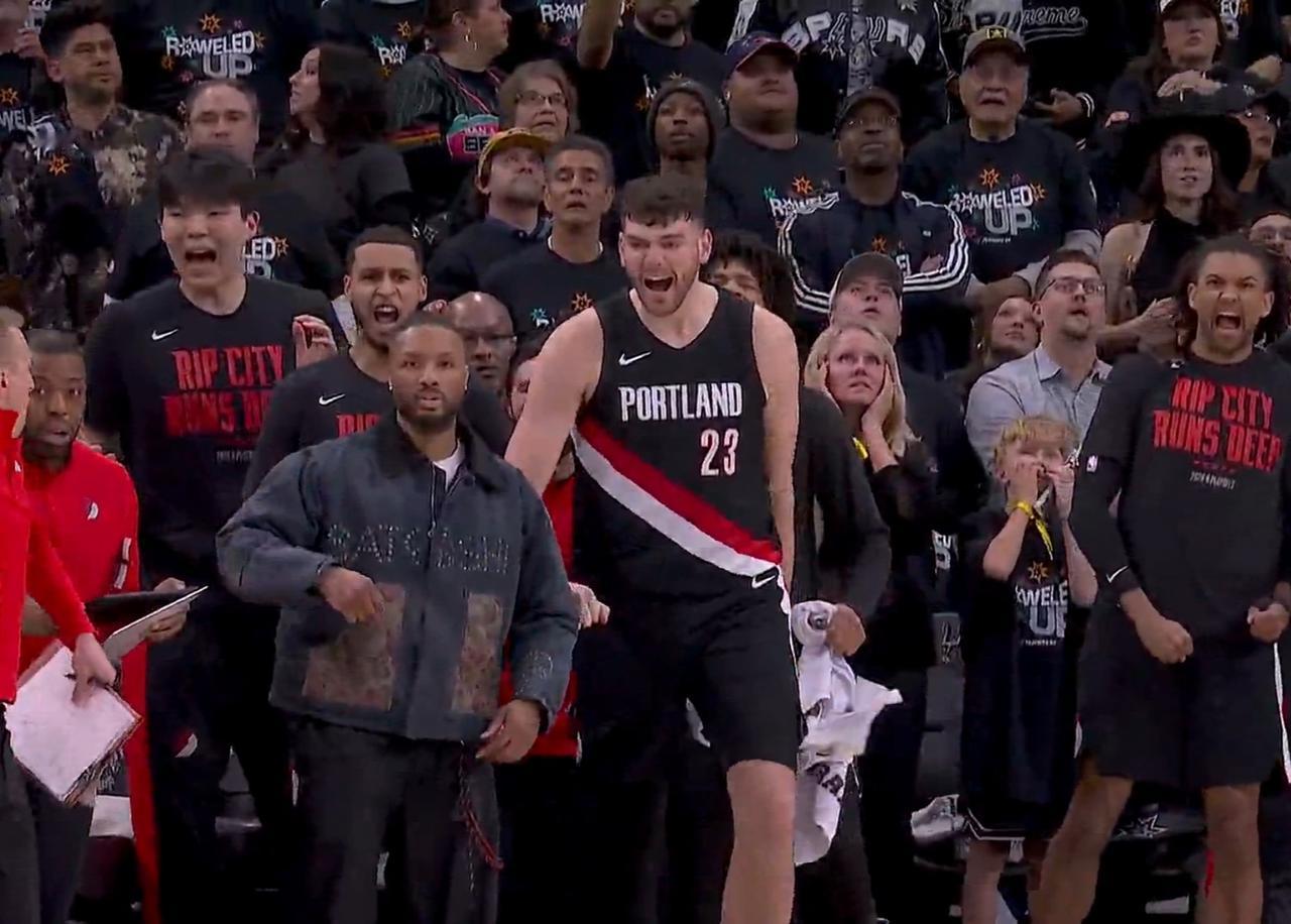 罗威最被开拓者信任，杨瀚森和克林根在场下挥毛巾加油！虽然克林根是球队首发中锋