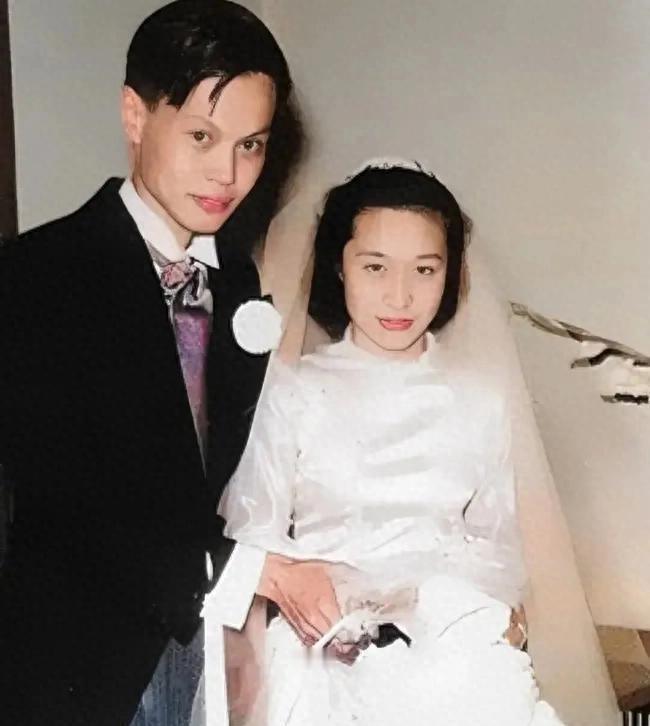 1971年杨振宁与岳父杜聿明及岳母罕见合影，杨振宁神态紧张的原因是什么？195