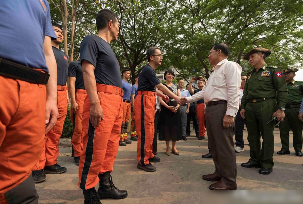曼德勒废墟上的人犬协奏曲太戳泪点了！三只中国搜救犬顶着40℃高温钻进坍塌缝隙，爪