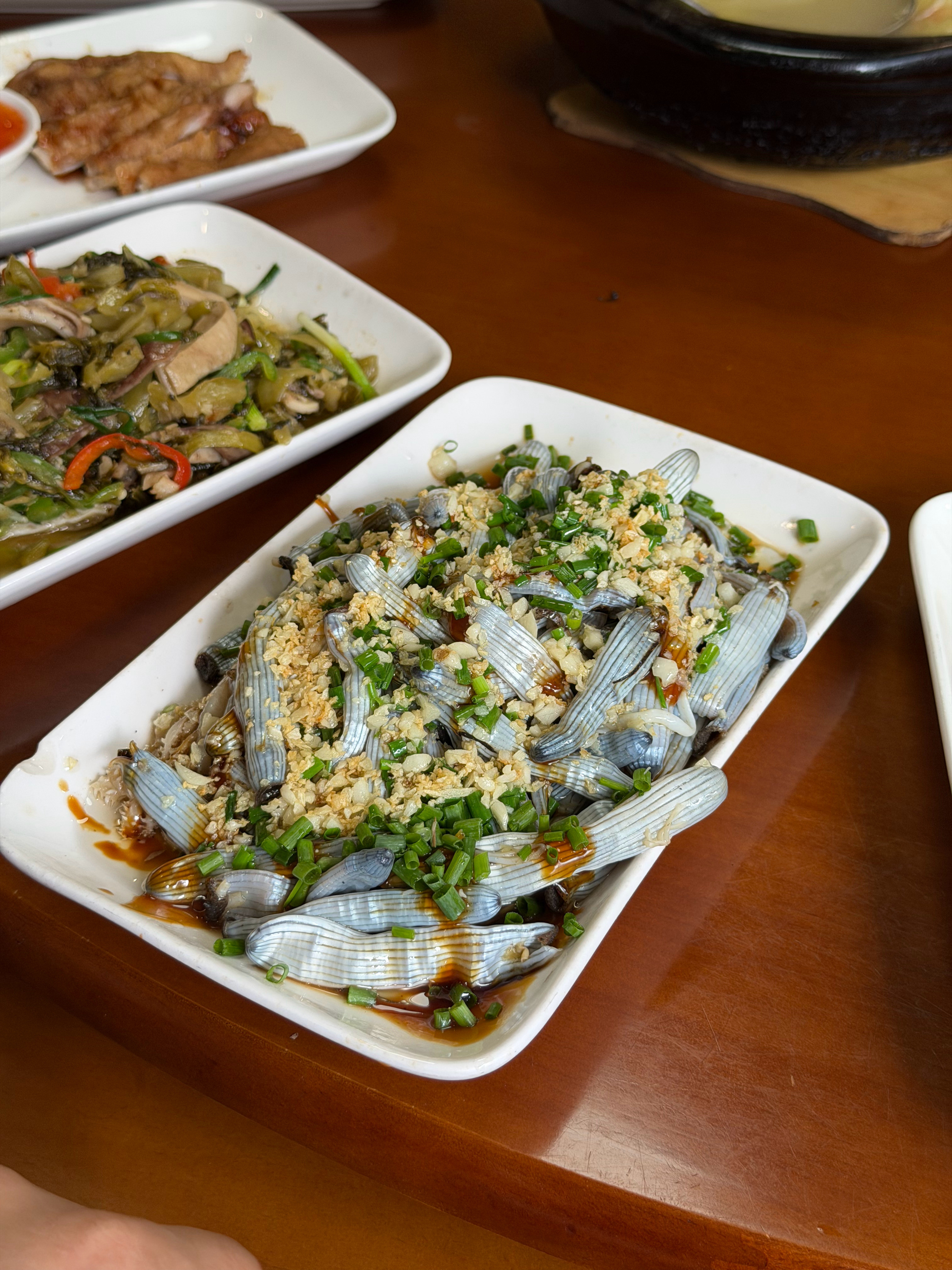 来海南不一定吃海鲜或者椰子鸡，也可以试试本地炒菜，还是相当有特色的海口