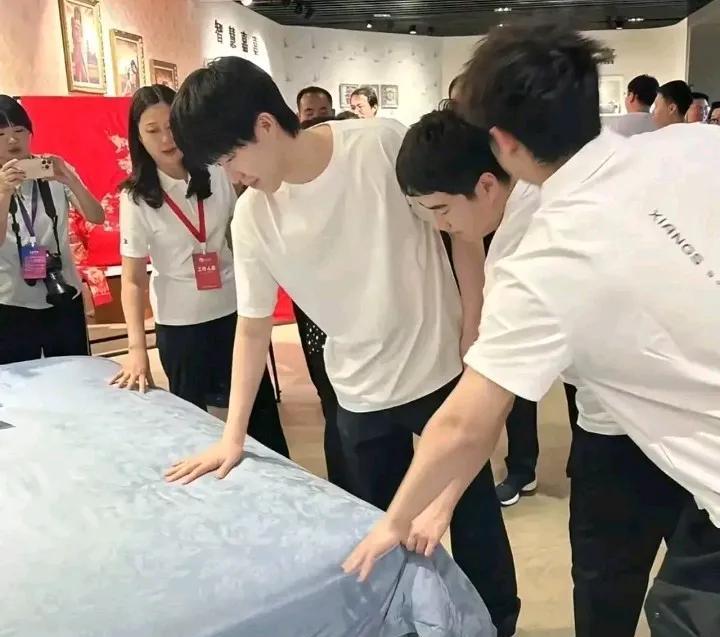 三个大小伙子一起摸，都喜欢磕大头，因为唯独大头最认真假如是打广告，可是