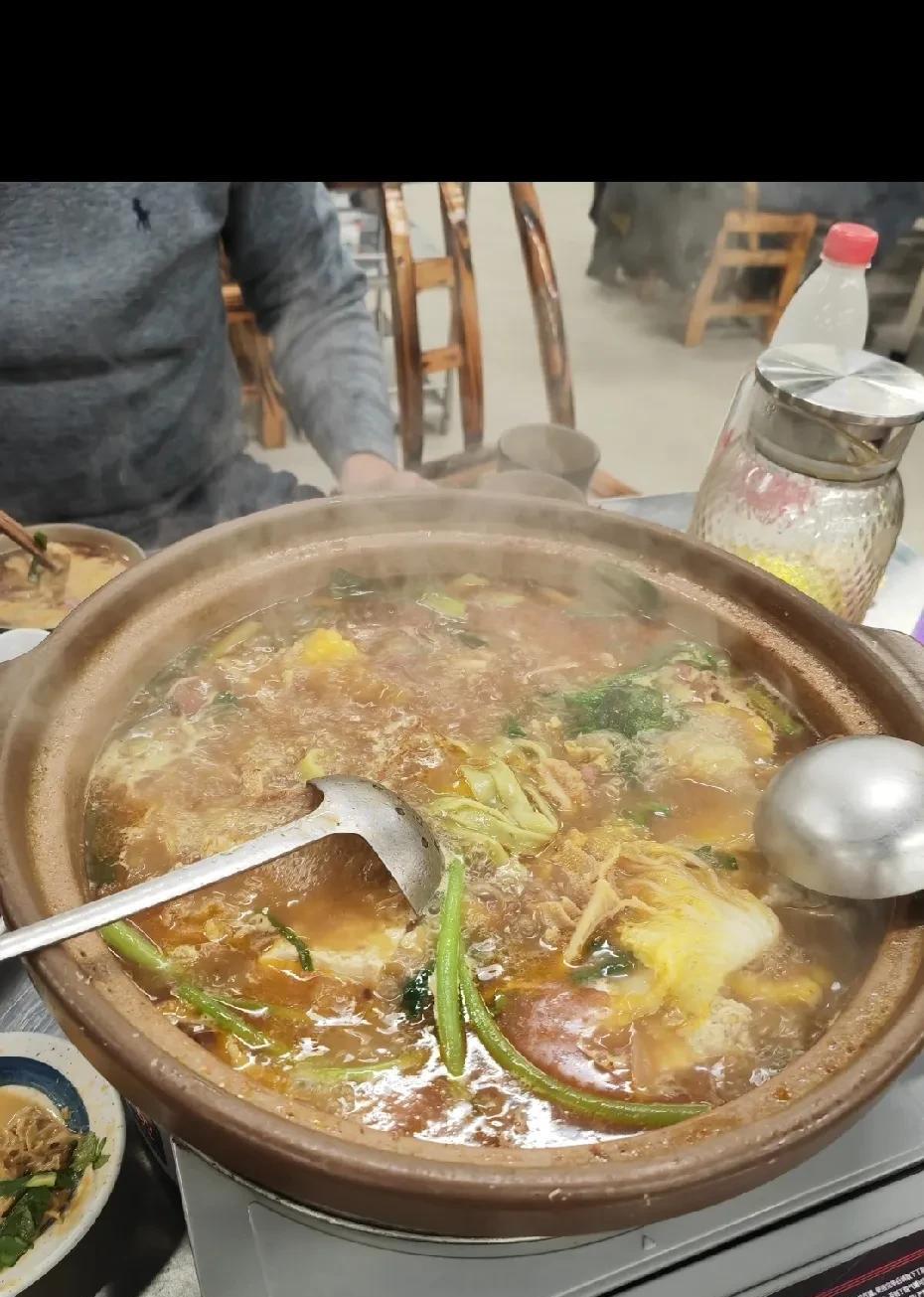楼下的饭店还是倒闭了，这是一家牛肉火锅，里面会放一些牛肉牛骨牛杂。开业后生意一