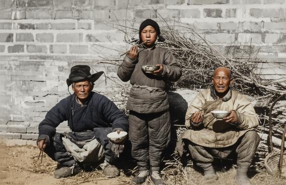 这张照片拍摄于清末民初的华北农村，由外国摄影师记录。数九寒天是北方最寒冷的时段，