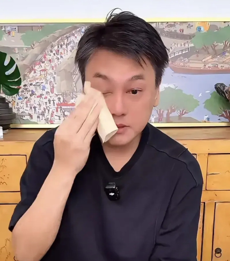 大家发现没有？朱孝天就是一个“矛盾体”！他自己不愿意合体去开演唱会，结果