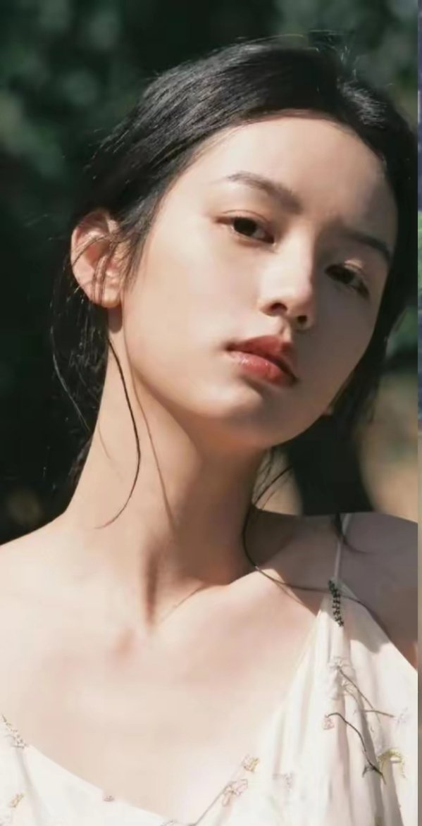 明眼人都看出来了周也这次被曝光恋情不是因为她的恋爱脑，而是因为她现在的事业发展太