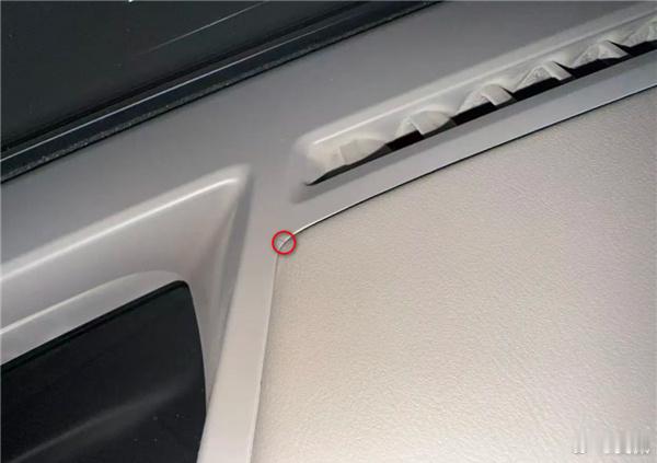 边角的应力集中，应该把设计工艺和用料再优化一下。官方对这个问题没有逃避，反馈及时