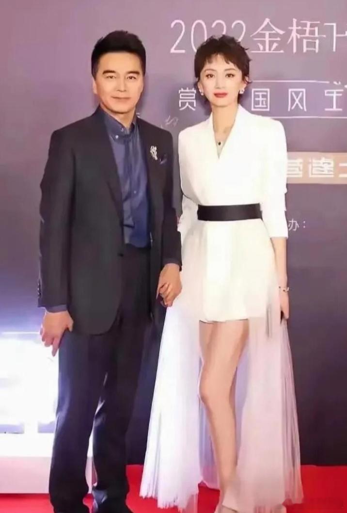 许亚军的四婚妻子张澍看起来好有气质，比何晴也不逊色！​​​