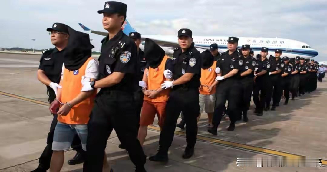 柬埔寨向中国移交2700多名电诈嫌疑人。柬泰交火短短的10多天里，柬埔寨园区