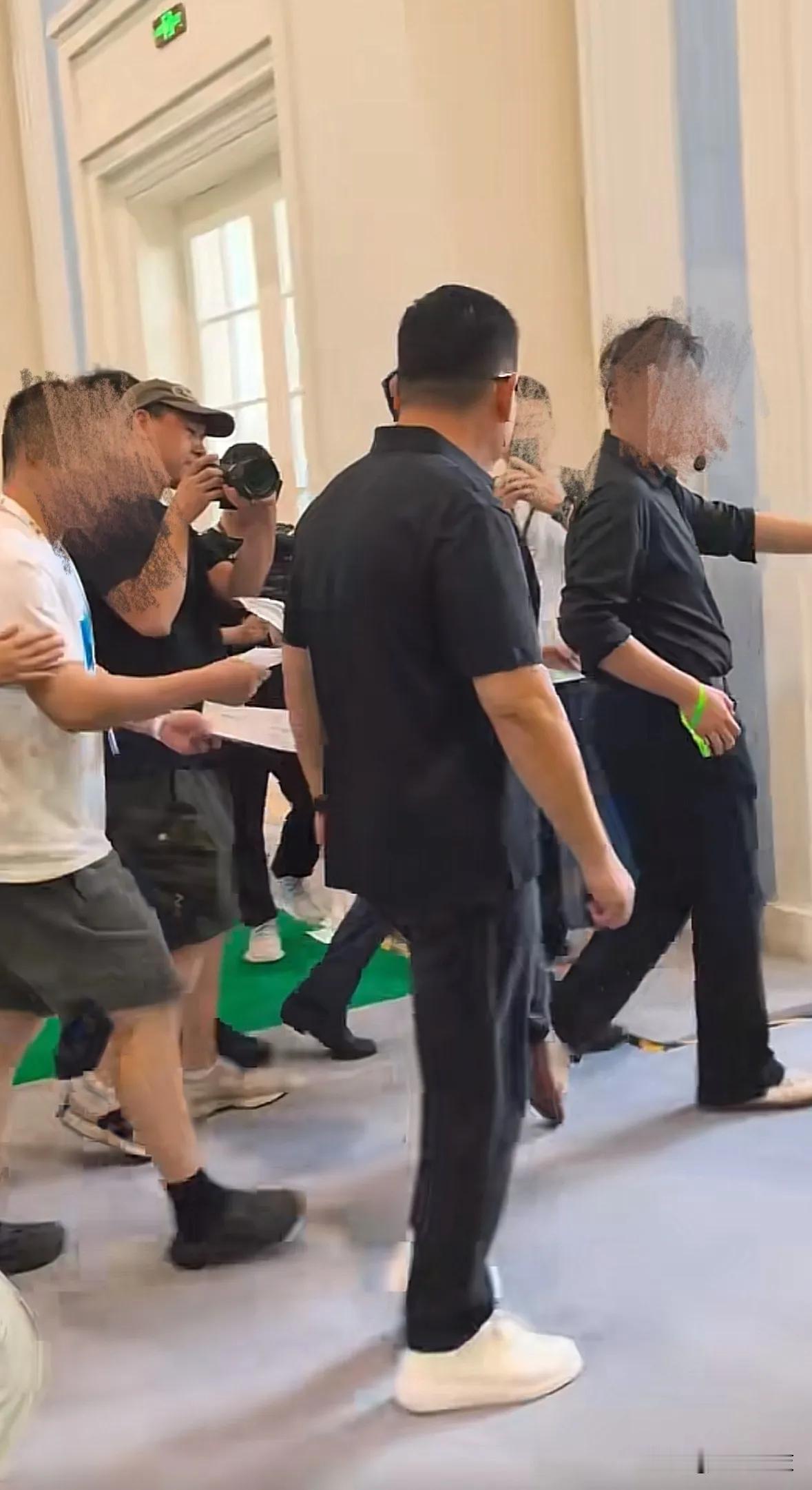 太猛了，东莞松山湖基地华为开发者大会现场，有年轻人疑似直接现场给余承东icon投