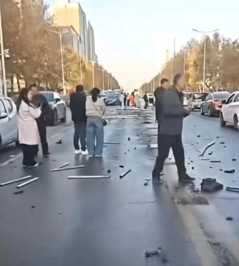 一小米SU7失控，百余米护栏被撞毁，致十多辆车受损。事发河南濮阳。12月1日，有