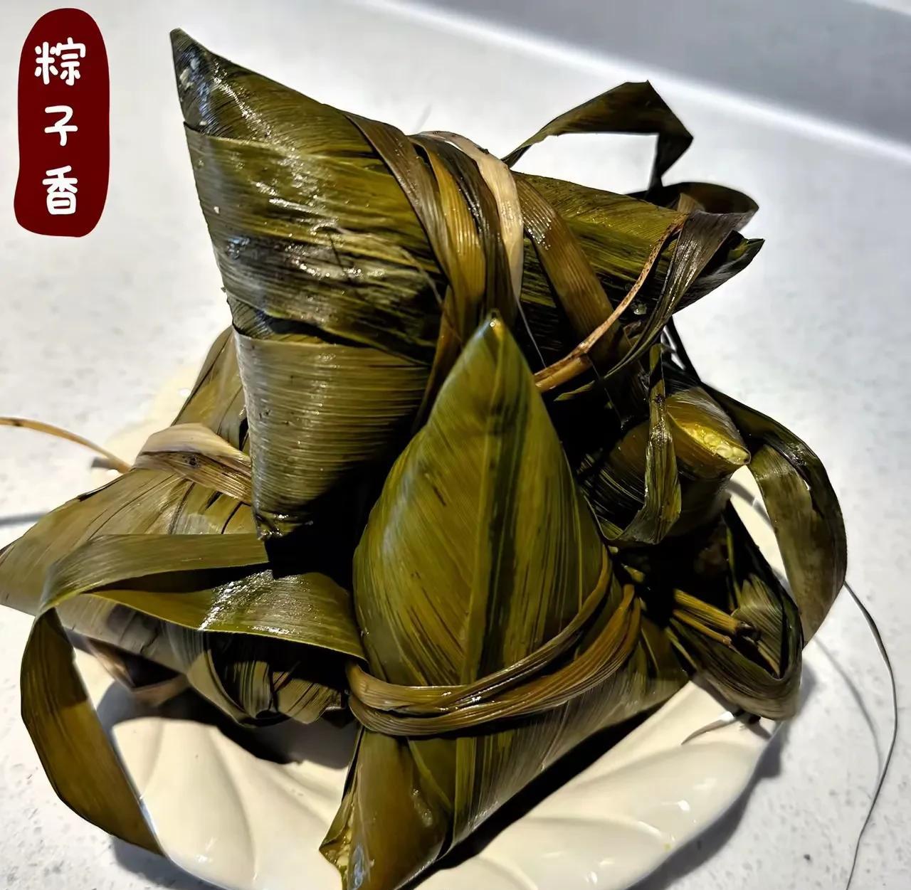 我咋就不明白，现在的人是有多懒，菜市场糯米3元一斤，粽叶几分钱一张，一袋碱水能