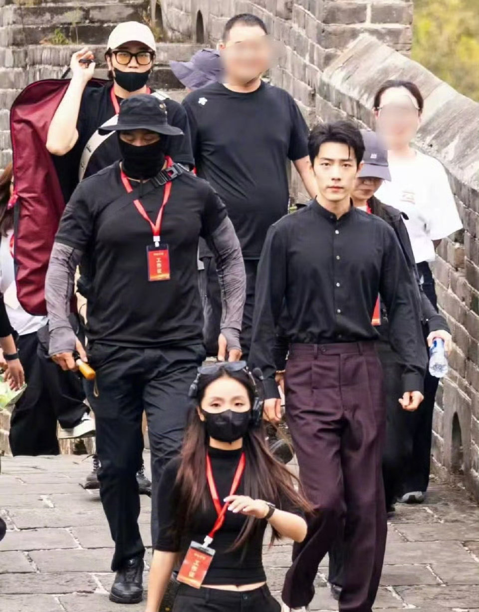 这是什么运气啊！爬长城还能偶遇肖战在拍摄，羡慕啦[爱心]​