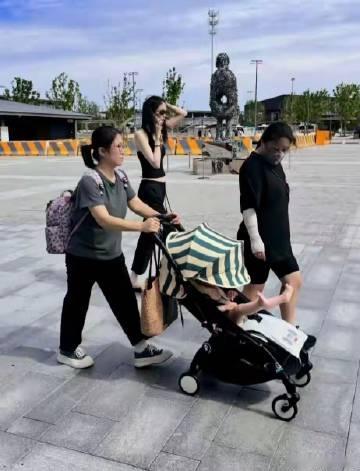 果然有钱人才能没负担地生孩子。<br />看到何穗带娃出游，身边跟着两...