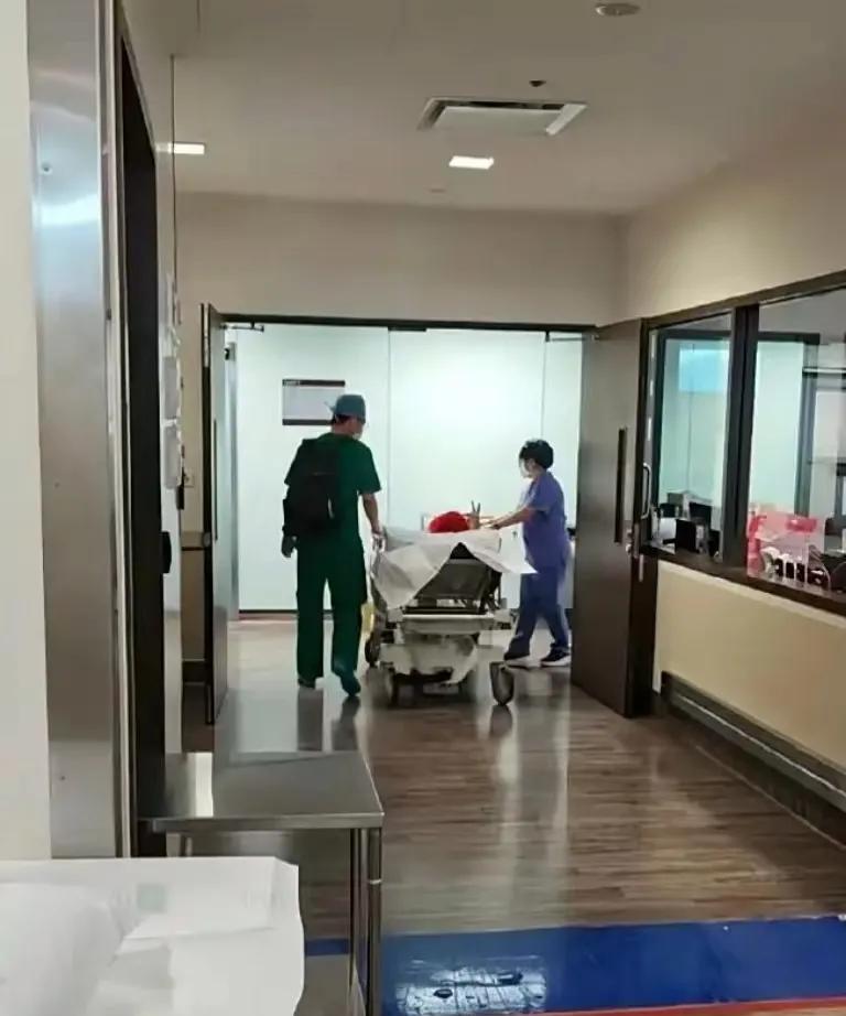 向太透露李连杰躺病床？8月17日晒自拍调侃“返厂维修”，粉丝担心炸锅。向太透露