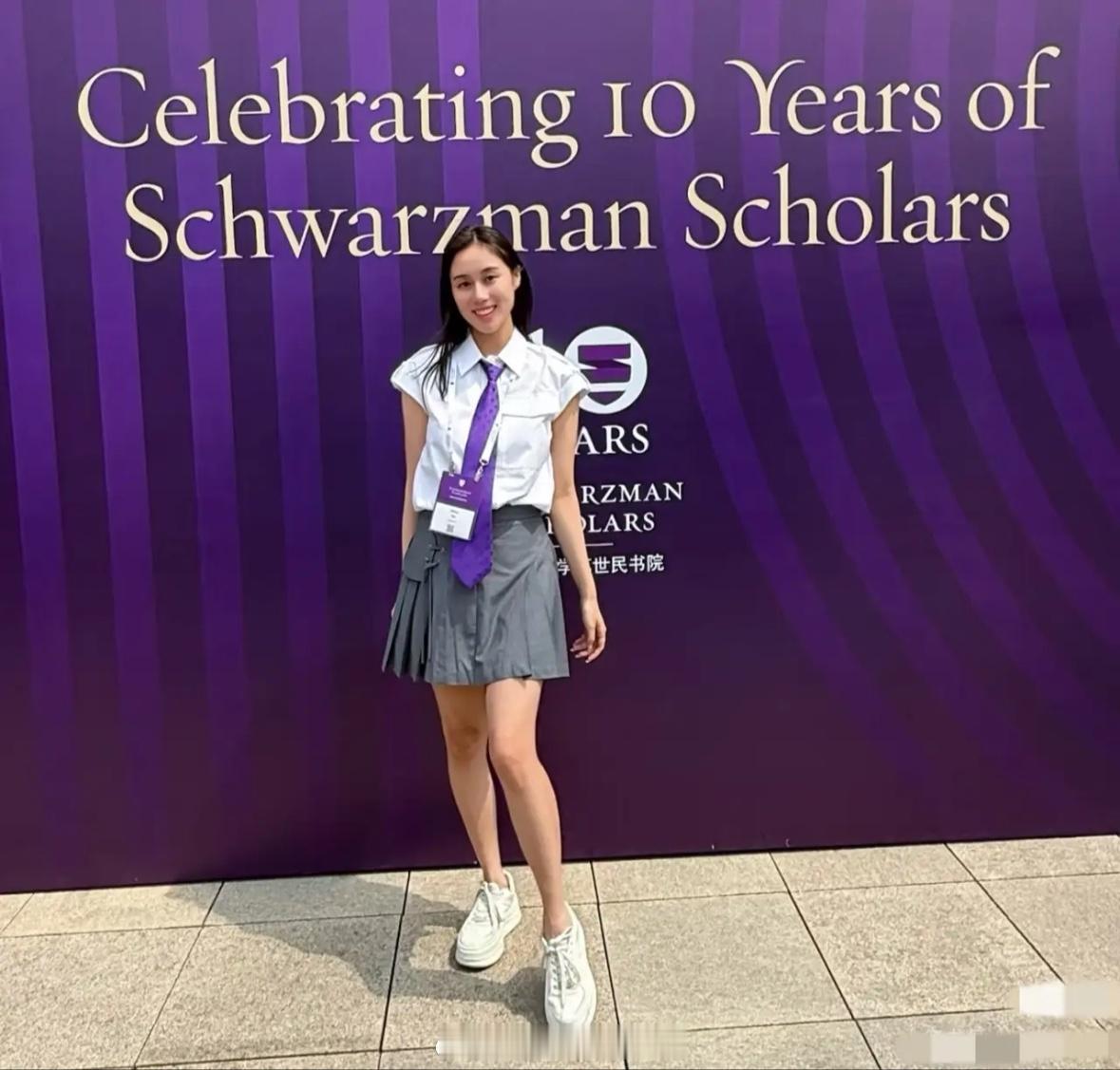 何超欣回清华参加活动，她在这里读了研究生！她的学历很亮眼，她中学到英国读私立贵族