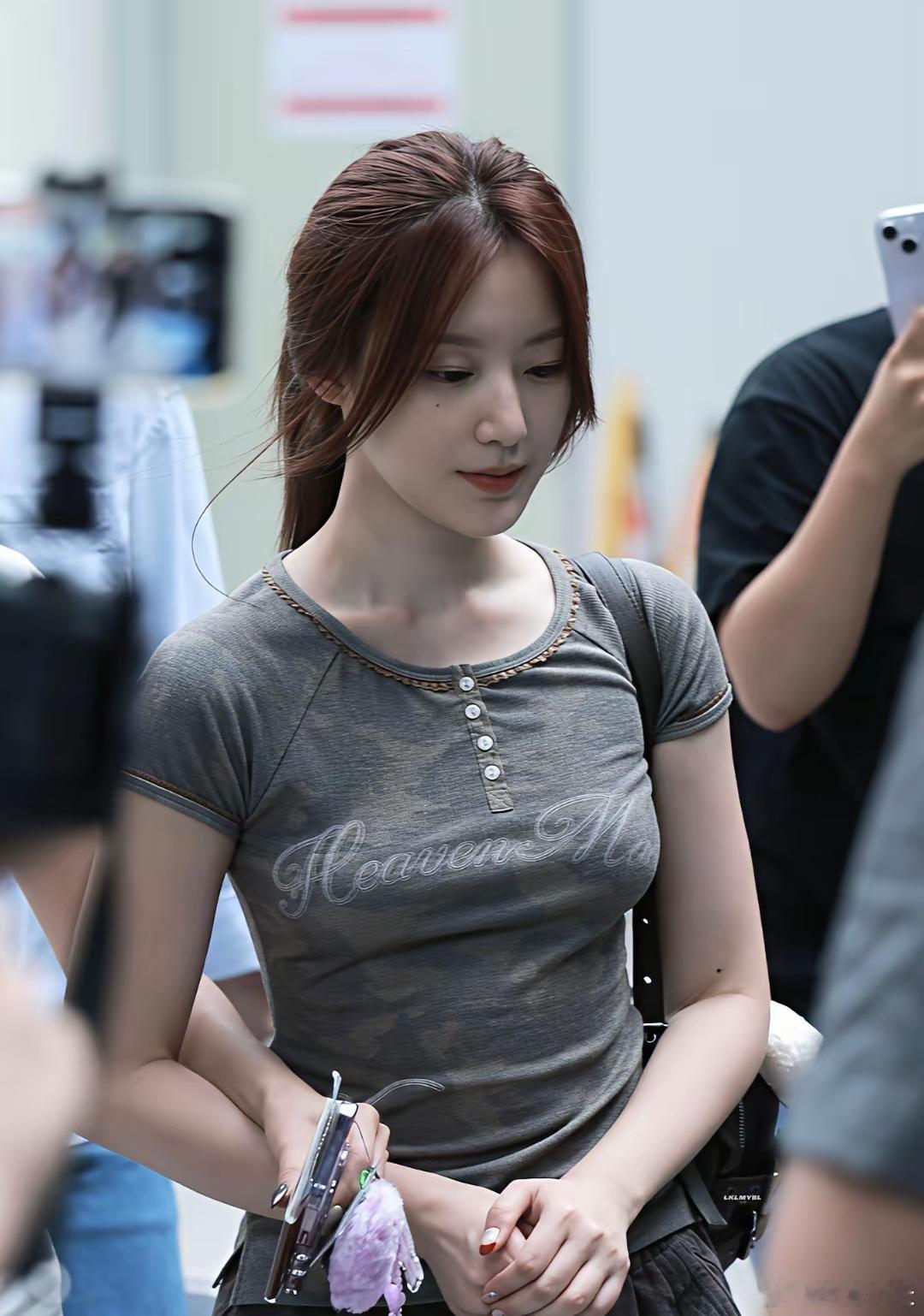 独属于叶舒华的松弛感。公共人物都不戴口罩，确实过于松弛