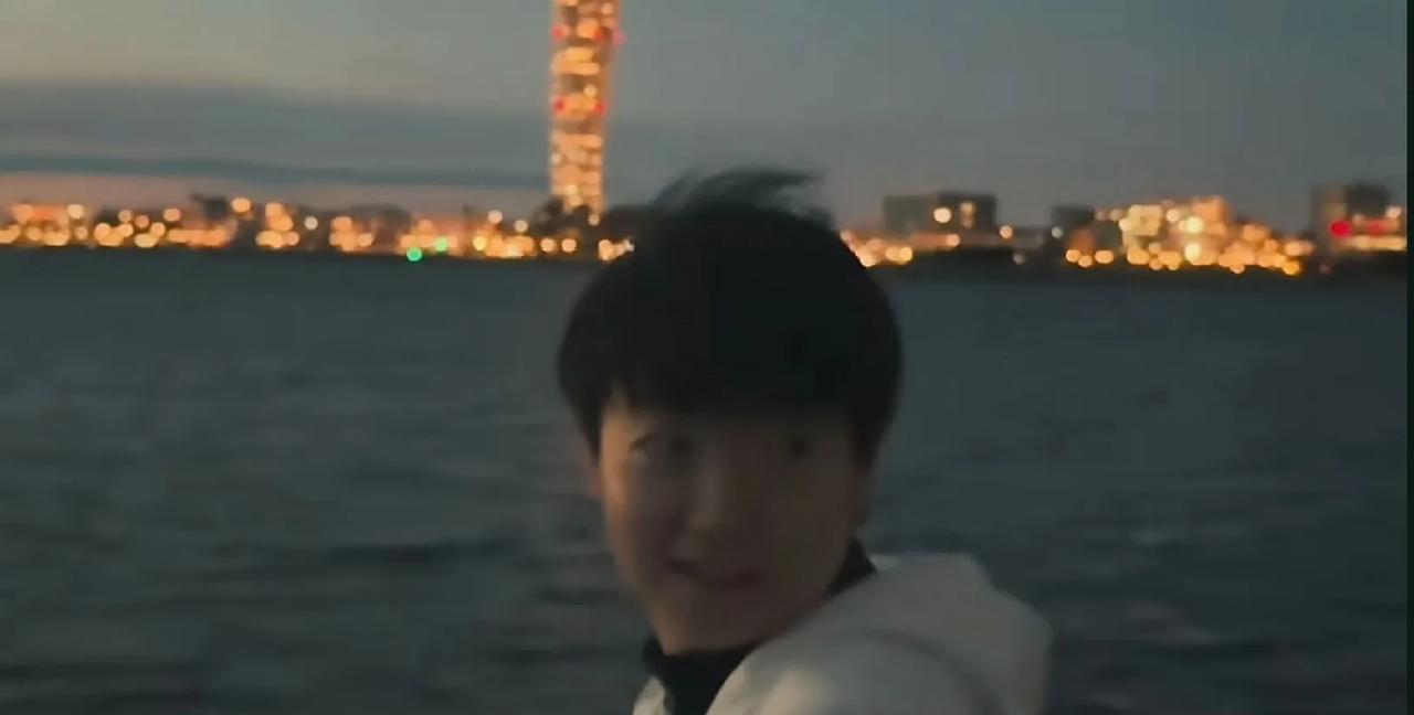 刚刚莎莎发视频了。莎莎说夕阳很美，我们说你比夕阳更美，特别是夕阳下莎莎回头