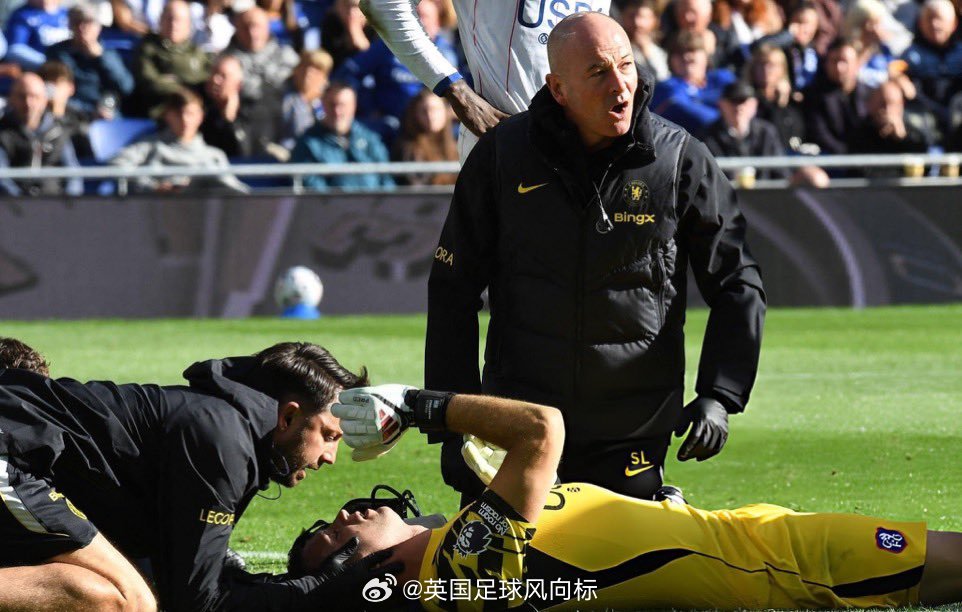 #马丁内斯受伤##埃弗顿vs切尔西#【大马丁受伤瞬间】比赛的下半场，切尔西门将马丁内斯，出击拦截对方