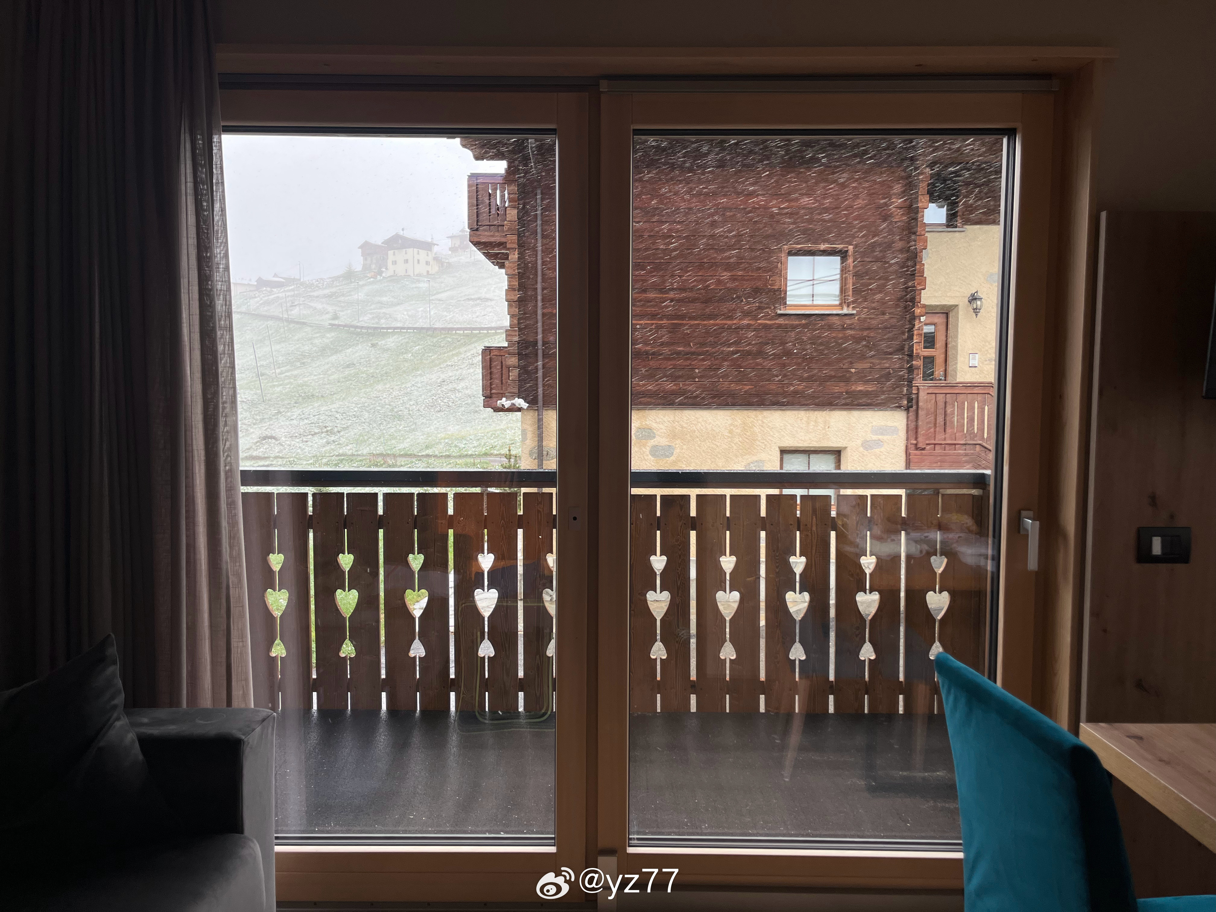 大雪天待在阿尔卑斯山的木屋里看雪，我太喜欢这氛围了意大利