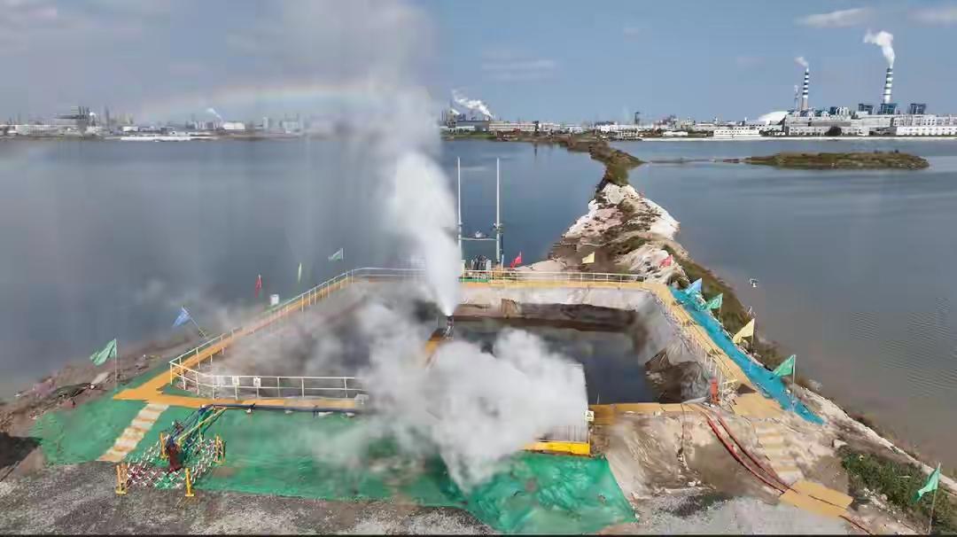 山东东营地下4000米惊现“沸腾能量海”！162℃热水喷涌如巨龙，中国能源版图一