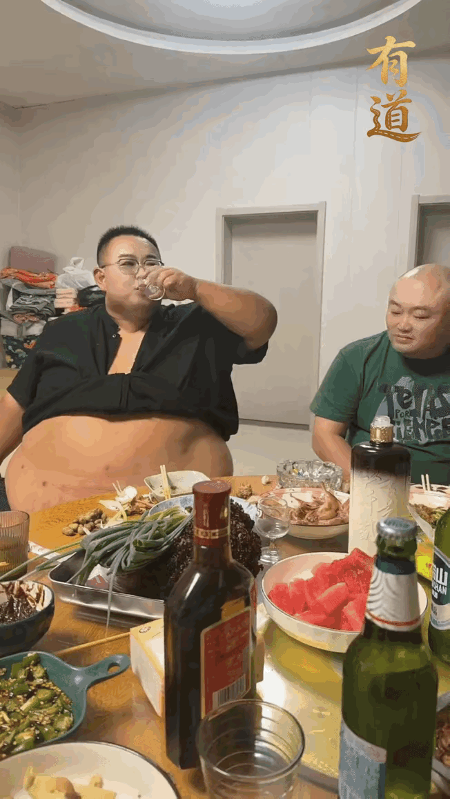 这衣服不好买到吧，长点心吧哥们，还喝呢